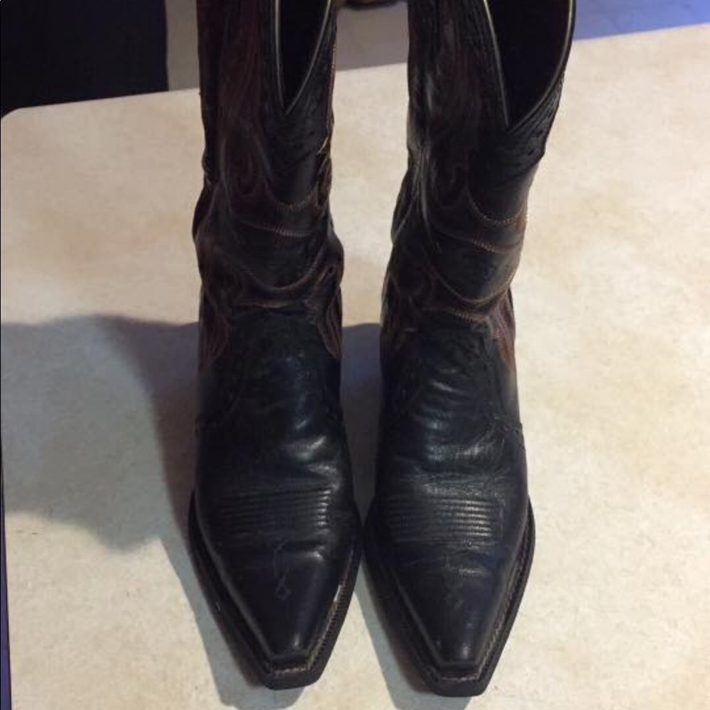Women’s size 6 Ariat snip toe boots